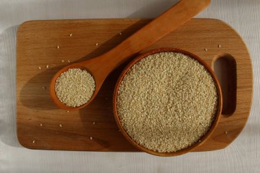 Susam ahşap arka plan üzerinde bir daire içinde