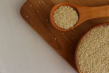 Susam ahşap arka plan üzerinde bir daire içinde