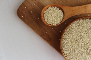 Susam ahşap arka plan üzerinde bir daire içinde