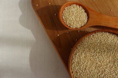 Susam ahşap arka plan üzerinde bir daire içinde