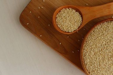 Susam ahşap arka plan üzerinde bir daire içinde