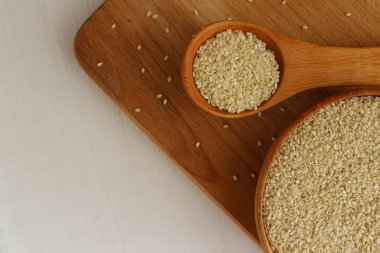 Susam ahşap arka plan üzerinde bir daire içinde