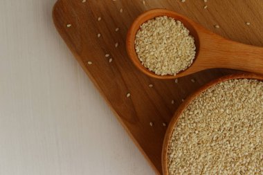 Susam ahşap arka plan üzerinde bir daire içinde