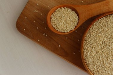 Susam ahşap arka plan üzerinde bir daire içinde