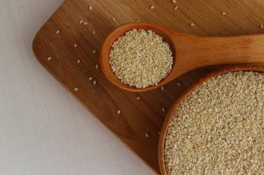 Susam ahşap arka plan üzerinde bir daire içinde