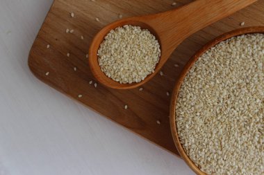 Susam ahşap arka plan üzerinde bir daire içinde