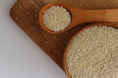 Susam ahşap arka plan üzerinde bir daire içinde