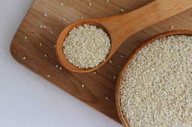 Susam ahşap arka plan üzerinde bir daire içinde