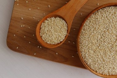 Susam ahşap arka plan üzerinde bir daire içinde