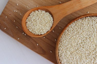 Susam ahşap arka plan üzerinde bir daire içinde