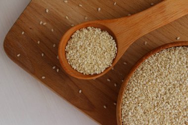 Susam ahşap arka plan üzerinde bir daire içinde