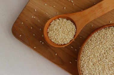 Susam ahşap arka plan üzerinde bir daire içinde