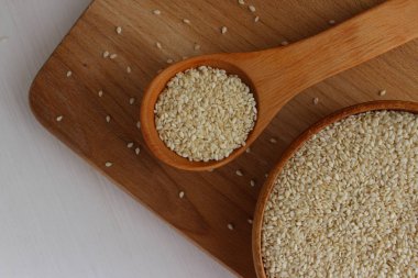 Susam ahşap arka plan üzerinde bir daire içinde