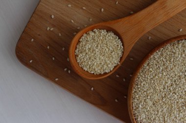 Susam ahşap arka plan üzerinde bir daire içinde