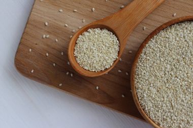 Susam ahşap arka plan üzerinde bir daire içinde