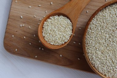 Susam ahşap arka plan üzerinde bir daire içinde