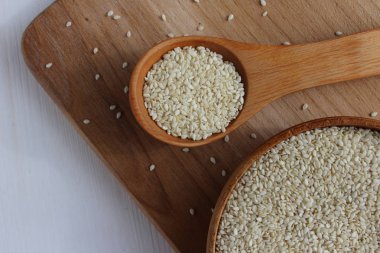 Susam ahşap arka plan üzerinde bir daire içinde