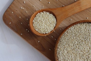 Susam ahşap arka plan üzerinde bir daire içinde