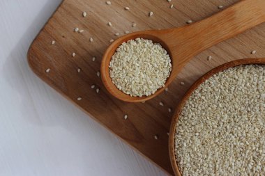 Susam ahşap arka plan üzerinde bir daire içinde