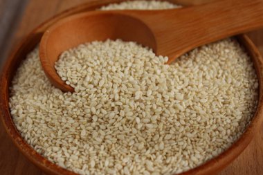 Susam ahşap arka plan üzerinde bir daire içinde