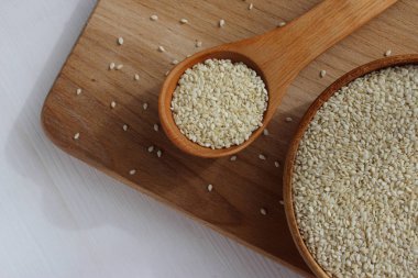 Susam ahşap arka plan üzerinde bir daire içinde