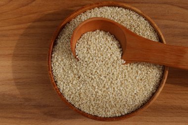 Susam ahşap arka plan üzerinde bir daire içinde