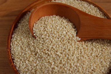 Susam ahşap arka plan üzerinde bir daire içinde