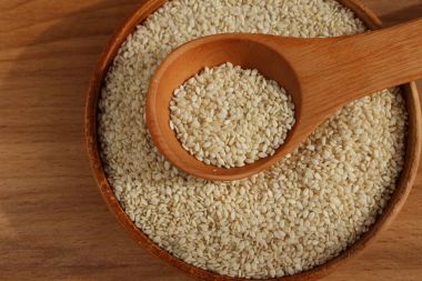 Susam ahşap arka plan üzerinde bir daire içinde