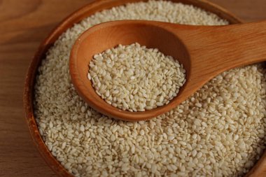 Susam ahşap arka plan üzerinde bir daire içinde