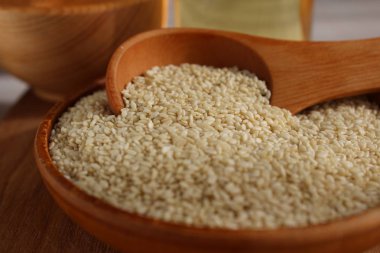 Susam ahşap arka plan üzerinde bir daire içinde