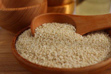 Susam ahşap arka plan üzerinde bir daire içinde