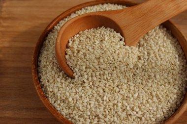 Susam ahşap arka plan üzerinde bir daire içinde