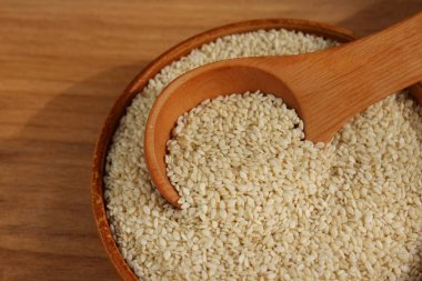 Susam ahşap arka plan üzerinde bir daire içinde