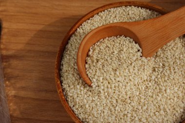 Susam ahşap arka plan üzerinde bir daire içinde