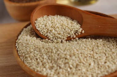 Susam ahşap arka plan üzerinde bir daire içinde