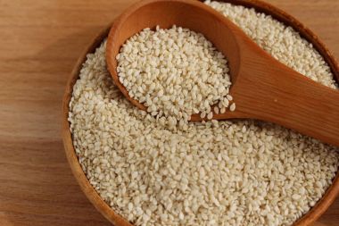 Susam ahşap arka plan üzerinde bir daire içinde