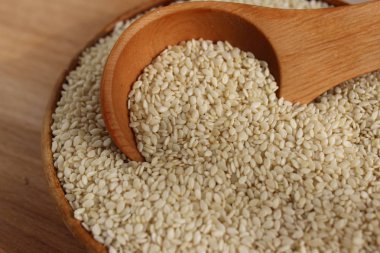 Susam ahşap arka plan üzerinde bir daire içinde