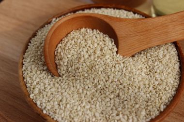 Susam ahşap arka plan üzerinde bir daire içinde