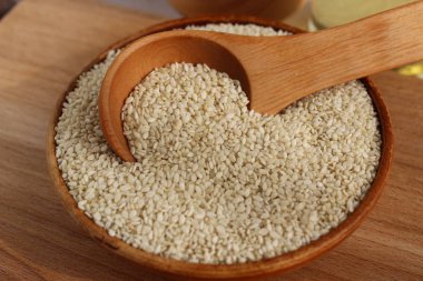 Susam ahşap arka plan üzerinde bir daire içinde