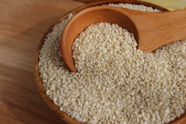 Susam ahşap arka plan üzerinde bir daire içinde