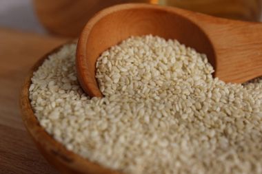 Susam ahşap arka plan üzerinde bir daire içinde