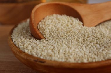 Susam ahşap arka plan üzerinde bir daire içinde