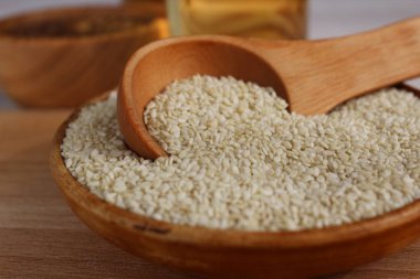 Susam ahşap arka plan üzerinde bir daire içinde