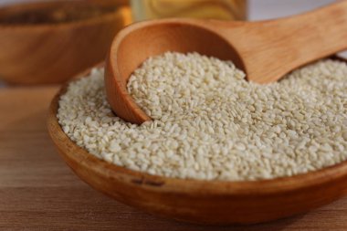 Susam ahşap arka plan üzerinde bir daire içinde