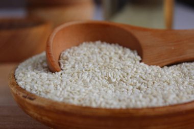 Susam ahşap arka plan üzerinde bir daire içinde