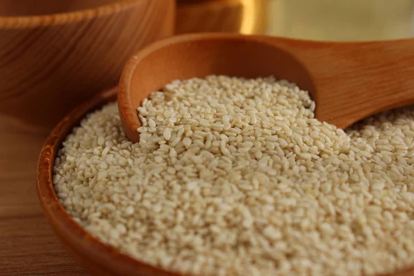 Susam ahşap arka plan üzerinde bir daire içinde