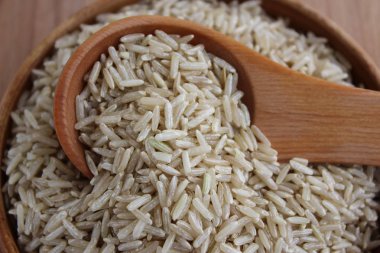 Kahverengi pirinç bir ahşap plaka üzerinde