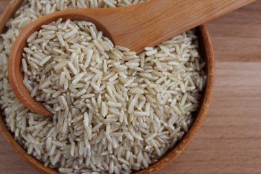 Kahverengi pirinç bir ahşap plaka üzerinde