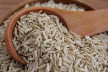 Kahverengi pirinç bir ahşap plaka üzerinde