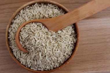 Kahverengi pirinç bir ahşap plaka üzerinde